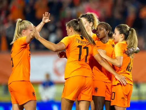 Oranje begint uitstekend aan play-offs WK