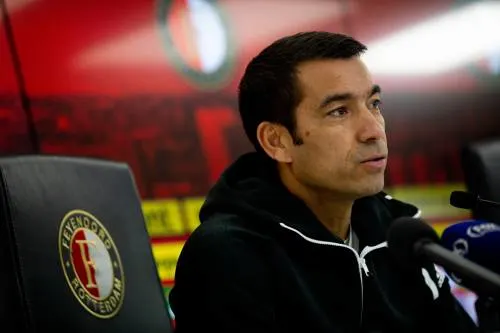 Van Bronckhorst wil rust creëren in De Kuip