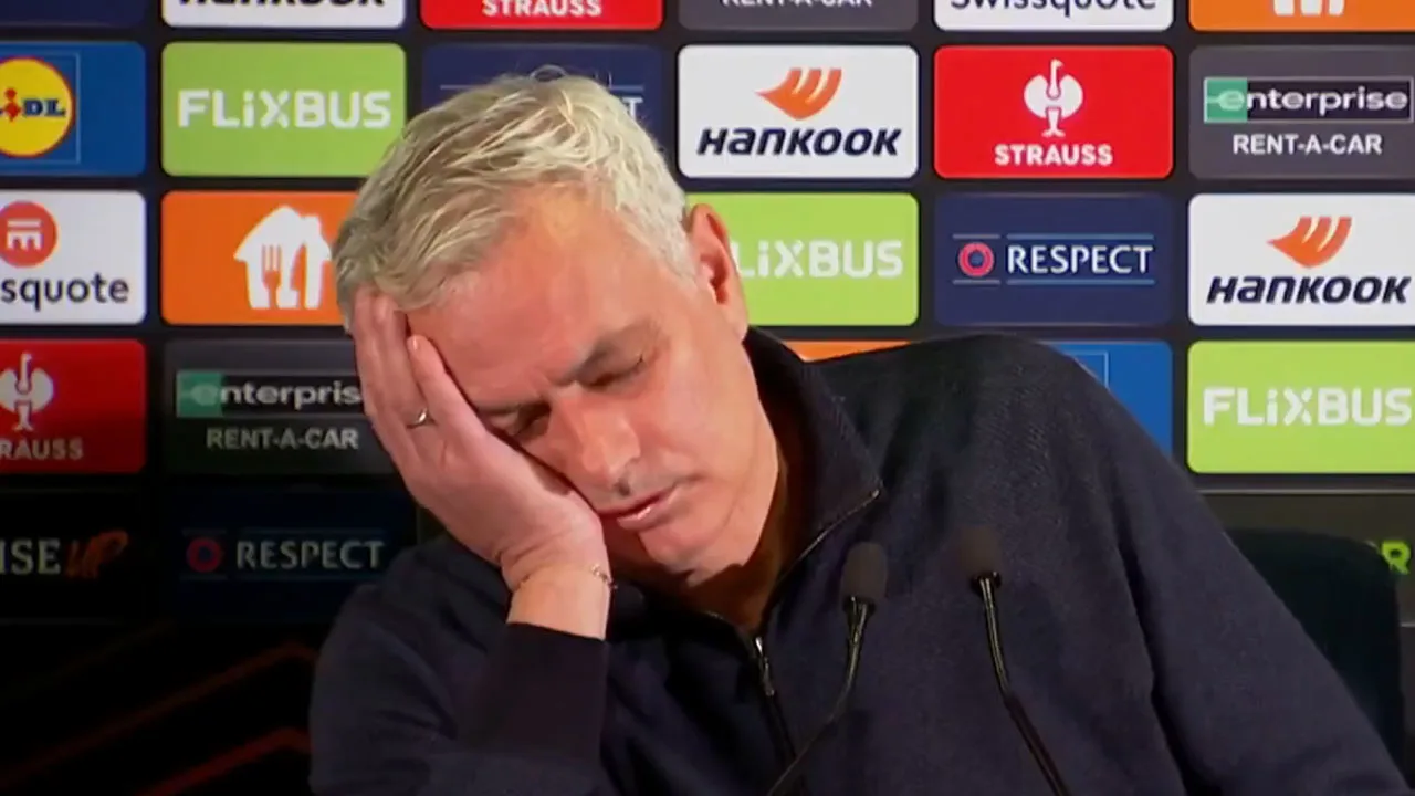Opmerkelijke beelden: Mourinho doet alsof hij in slaap valt na lange vraag van journalist