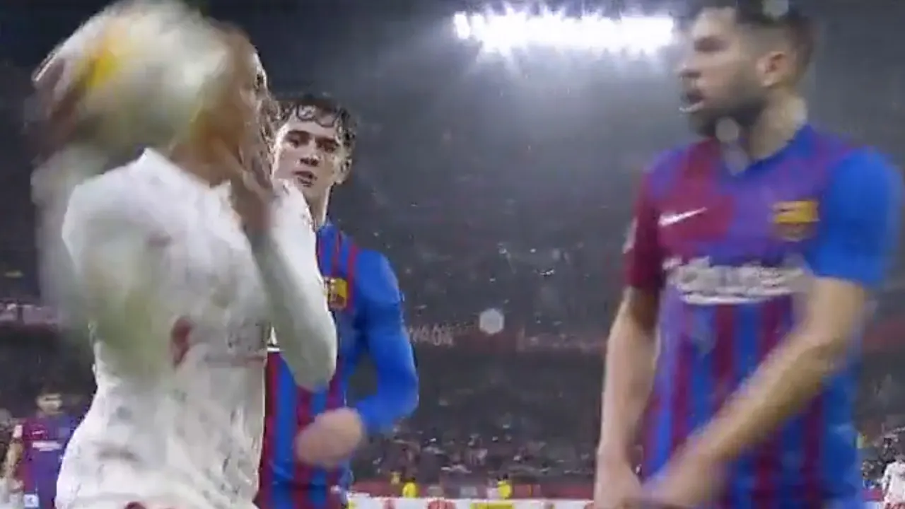 Kortsluiting bij Koundé: verdediger gooit bal vol in het gezicht van Jordi Alba