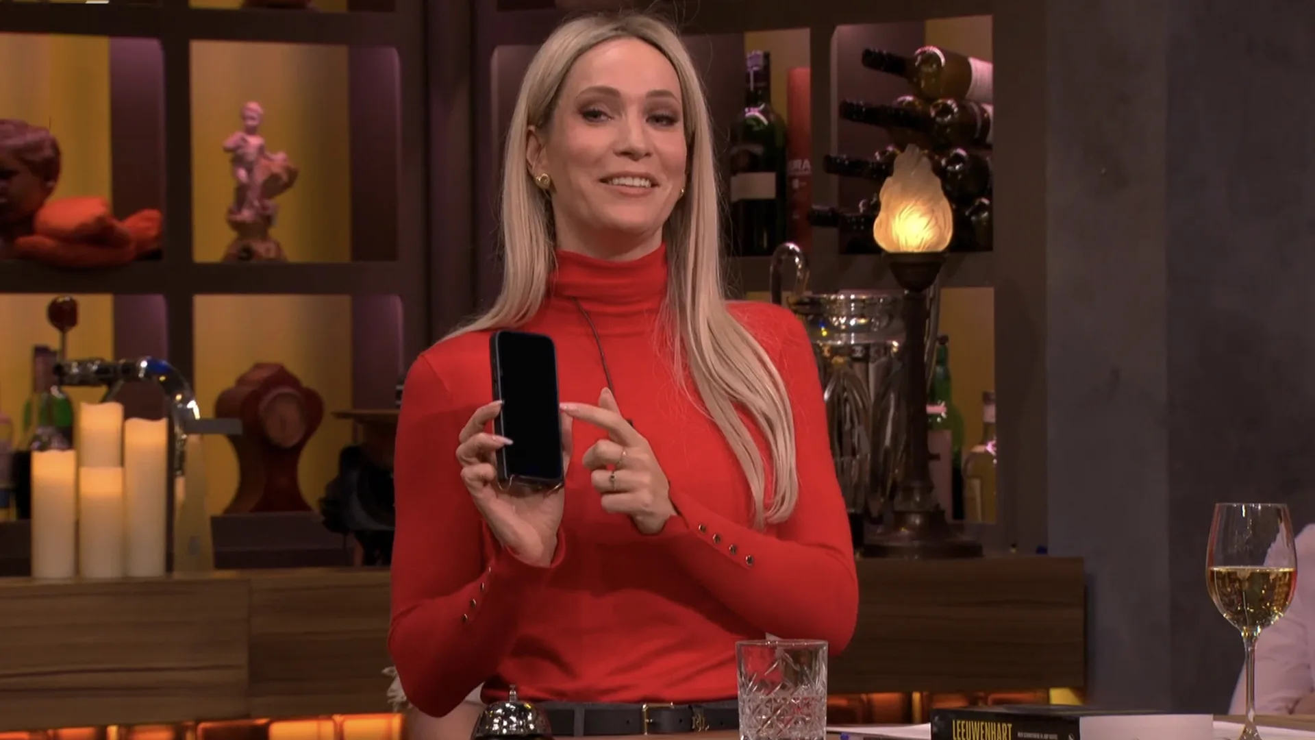 Hélène Hendriks corrigeert gast in live uitzending na appje: 'Je zit uit je nek te lullen!'