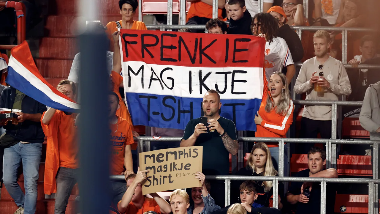 'Ieder kind dat met zo’n bord het stadion in loopt, moet zijn Playstation inleveren bij Van Gaal'