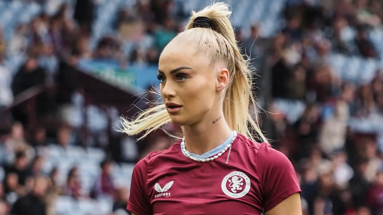 'Bekende voetballer bood Aston Villa-speelster Alisha Lehmann 100.000 euro voor seks'