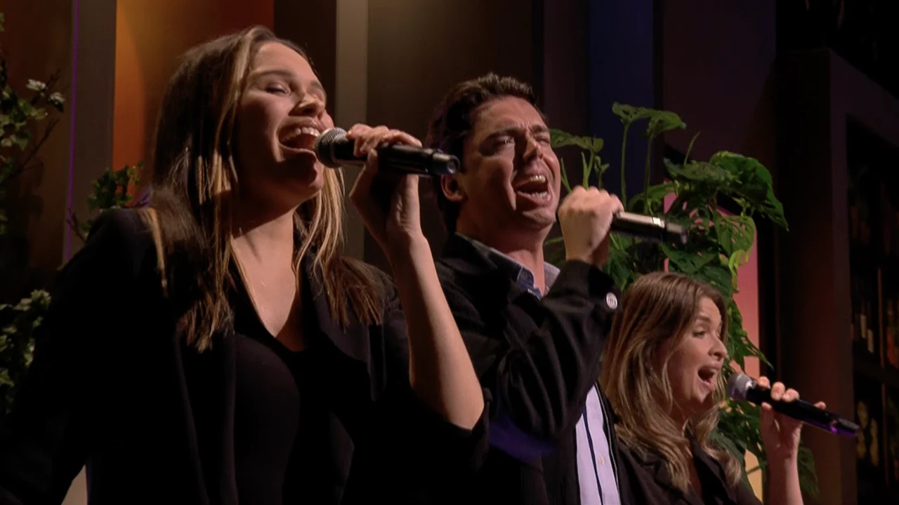 Yves Berendse zorgt voor een topsfeer in De Oranjezondag-studio met zijn hit 'Terug In De Tijd'