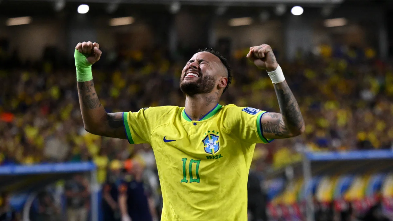 Neymar passeert Pelé als topscorer aller tijden van Brazilië