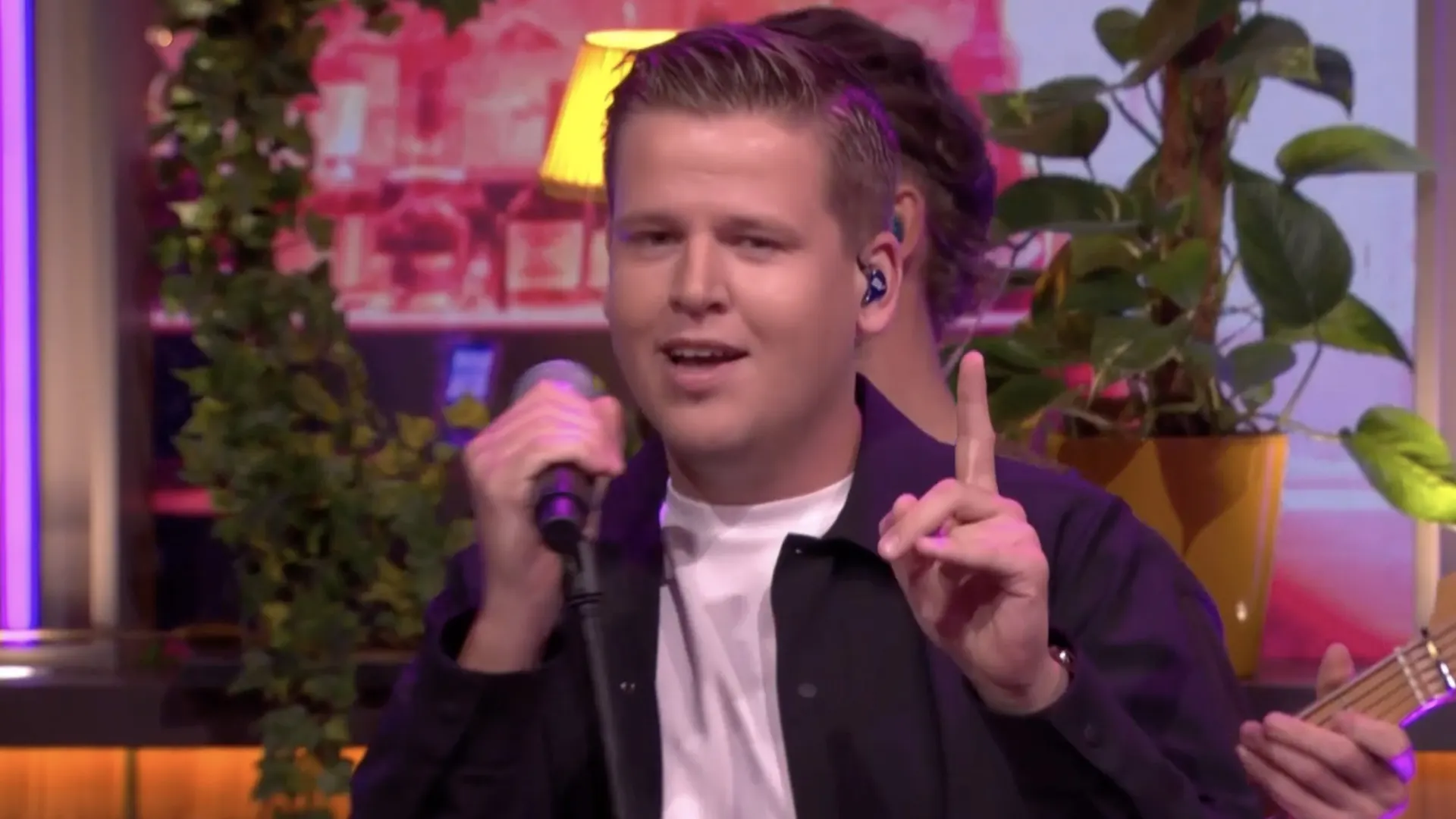 Sven Versteeg zorgt met zijn nieuwe single 'Bonte Avond' voor feest in De Oranjezondag-studio!