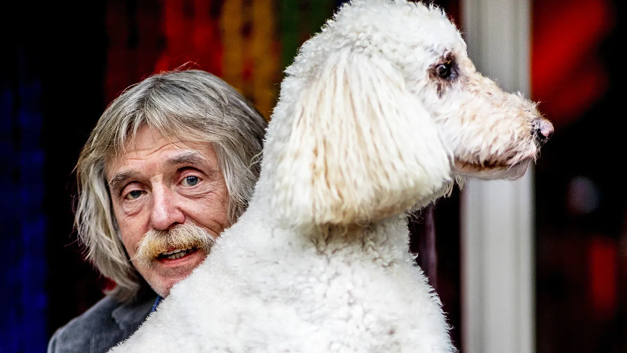 Johan Derksen niet op vakantie: ‘We willen onze hond Cuby niet in een kennel stoppen’