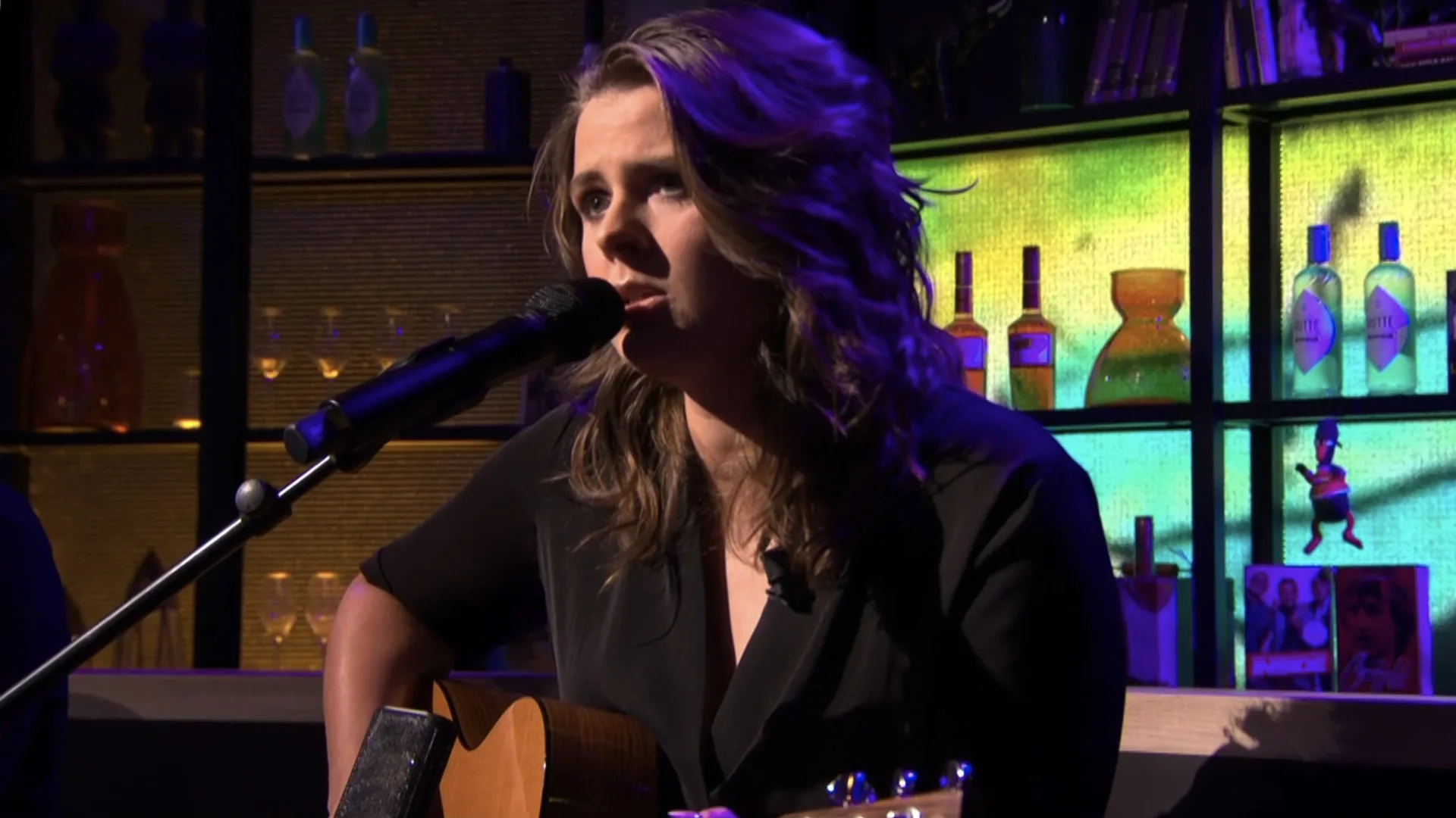 Mell VF speelt 'I Believe In Life' aan de bar bij Vandaag Inside