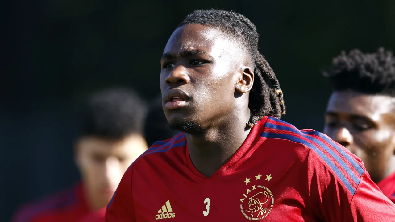 'Bassey wil ondanks bod van Fulham bij Ajax blijven'