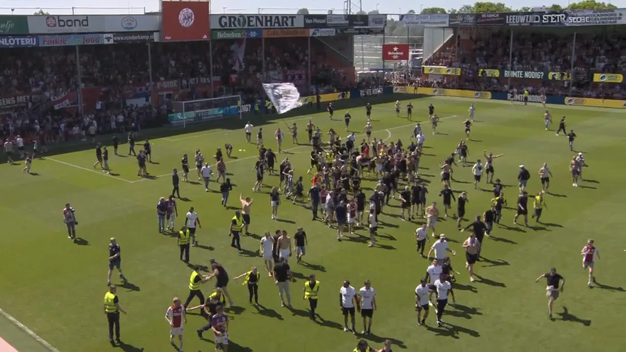 Ajax-fans bestormen het veld na behalen van tweede voorronde Conference League