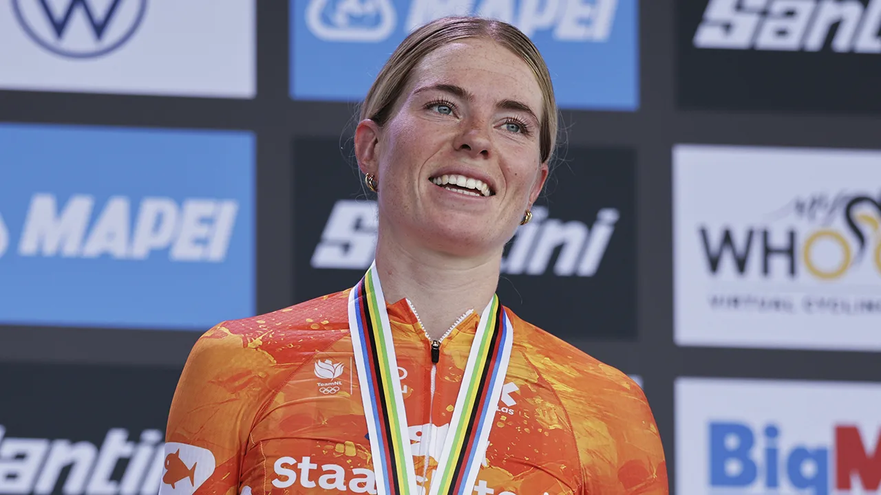 Demi Vollering verovert eerste Europese titel op de weg!