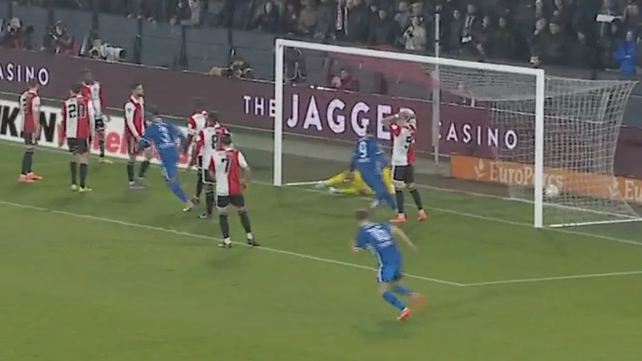 Videogoal: AZ komt op voorsprong in De Kuip door eigen goal Dilrosun