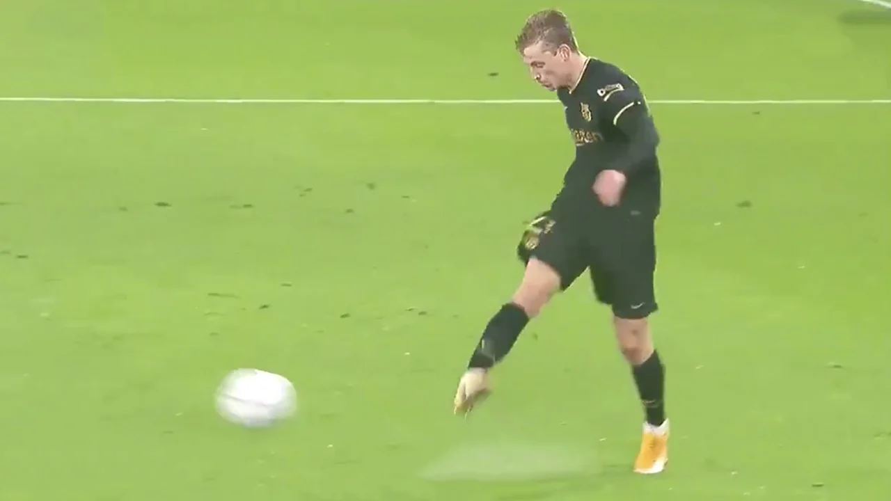 VIDEO - Frenkie de Jong verstuurt héérlijke pass met buitenkant voet