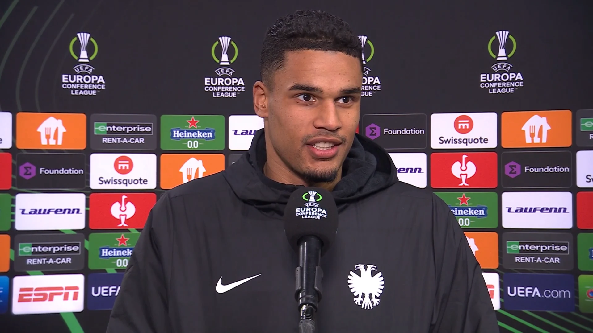 Doekhi trots op zijn team: 'Volgende week vol voor de winst gaan'