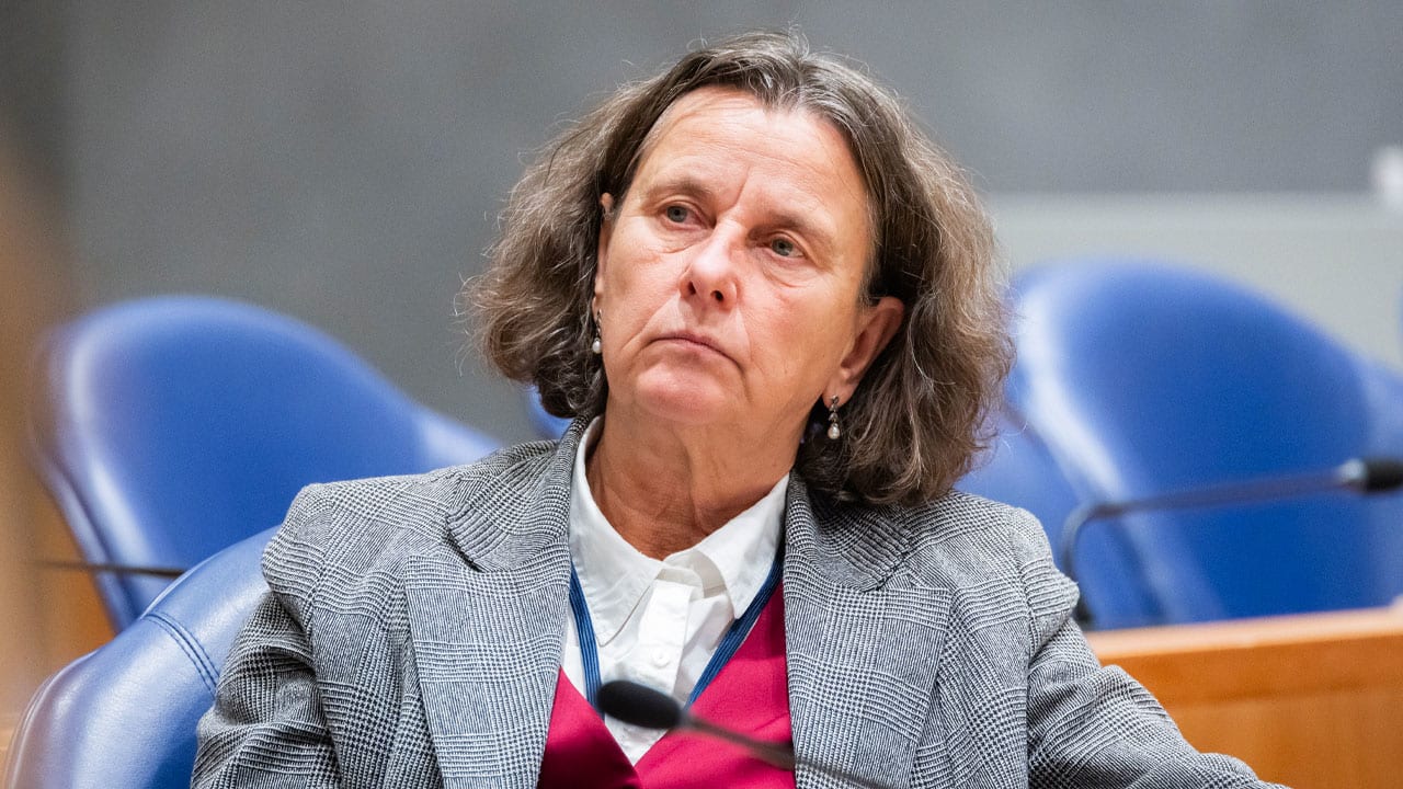 Faber moet bezuiniging VluchtelingenWerk voorlopig terugdraaien van rechter