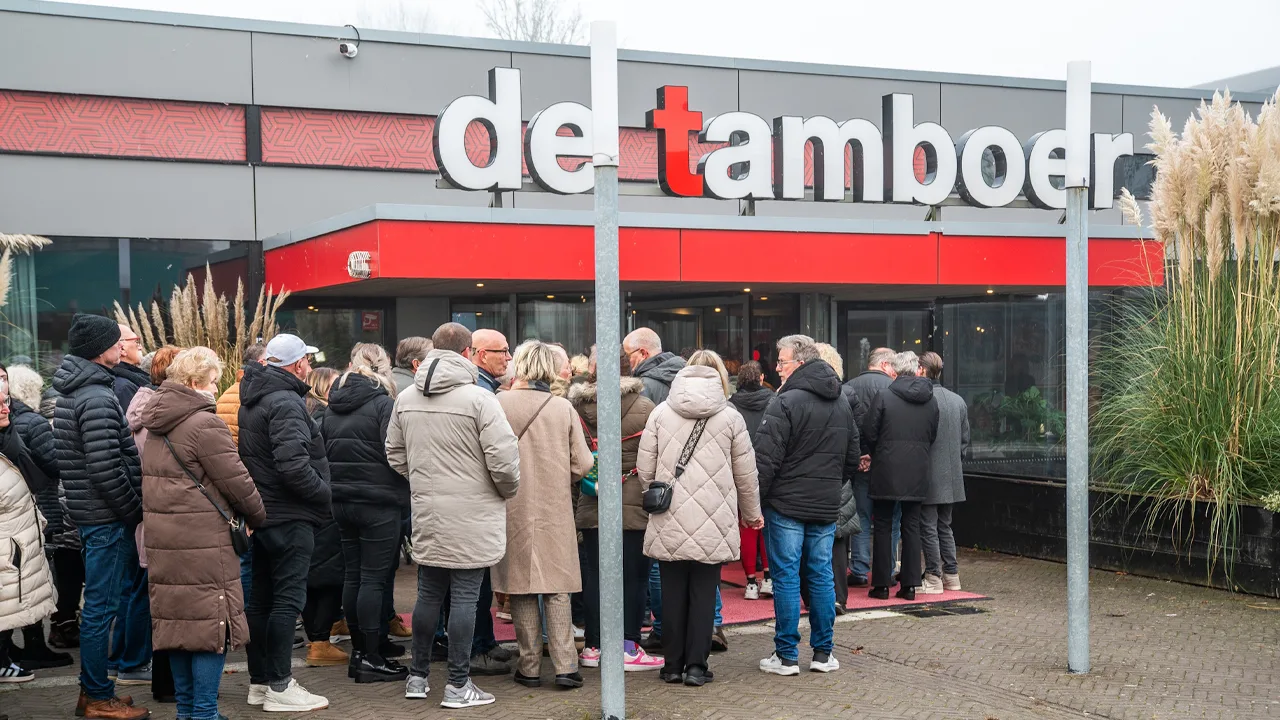 Fans en vrienden nemen afscheid van overleden René Karst