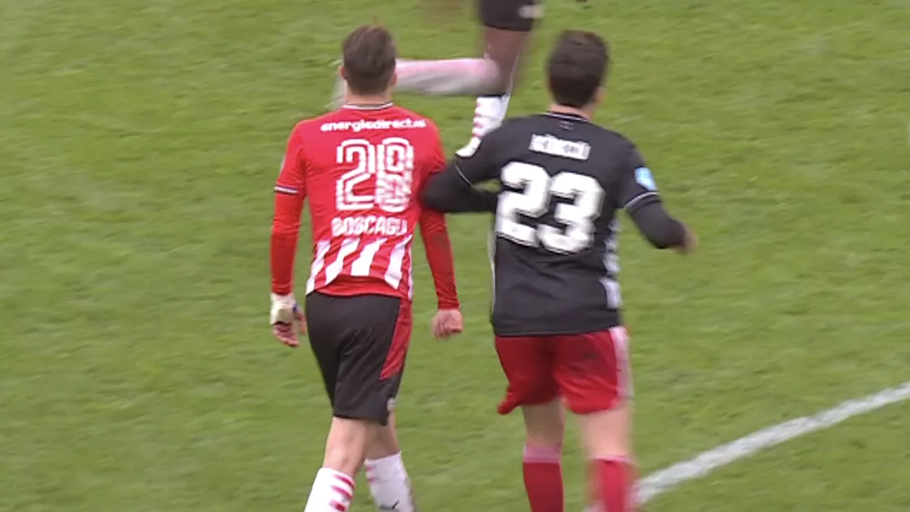 Van Egmond over elleboog Kökcü: 'Ik vind dit wel een rode kaart waard'