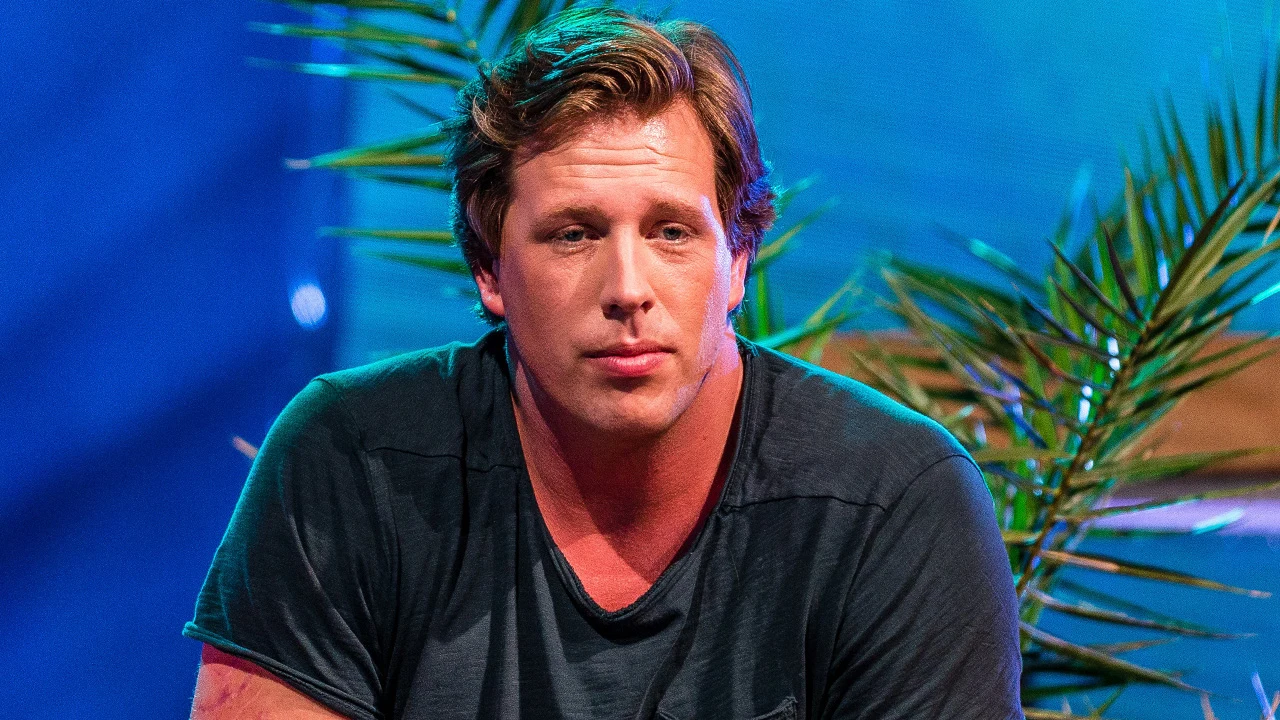 Video: Freek Vonk toegetakeld door krokodil in Australië