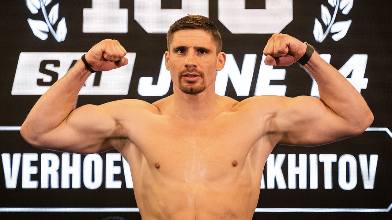 Rico Verhoeven verovert veertiende wereldtitel na eentonige zege op Artem Vakhitov