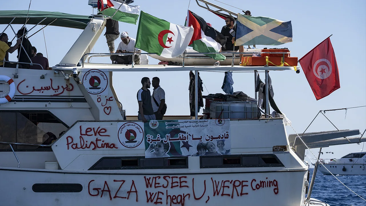 Nederlandse boot Gaza-vloot onderschept door Israël, vijf activisten delegatie nog op zee