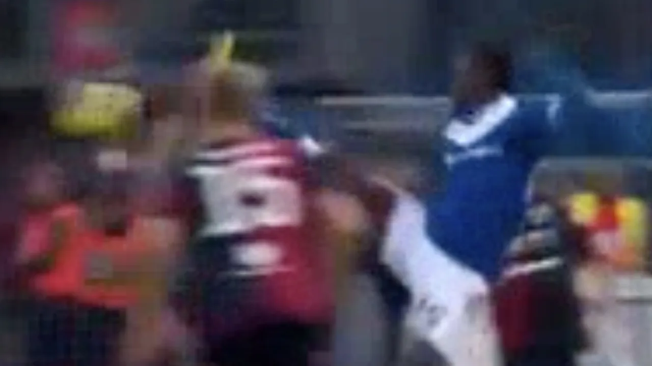 Balotelli krijgt 7 minuten na invalbeurt rood voor karatetrap