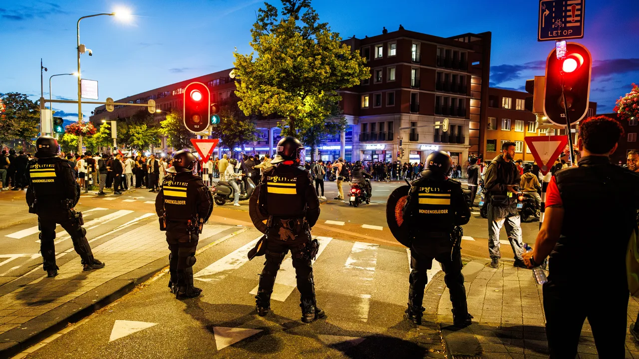 29 arrestaties bij onrust in Den Haag, twee agenten gewond