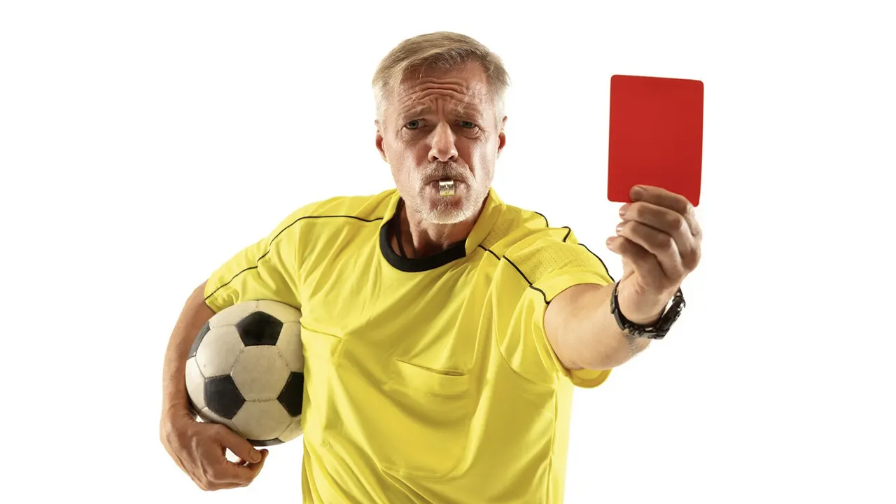 Voetbalclub Unitas'30 komt met straffen voor schelden met kanker: rode kaart en kantine poetsen