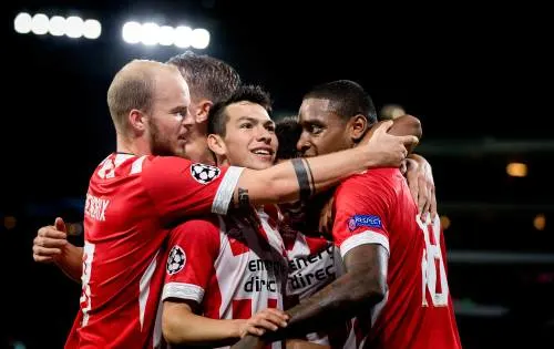 PSV met 21 spelers naar Londen