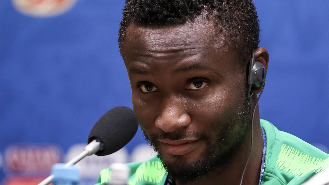 Voetballer Mikel nam 'een van de moeilijkste beslissingen'