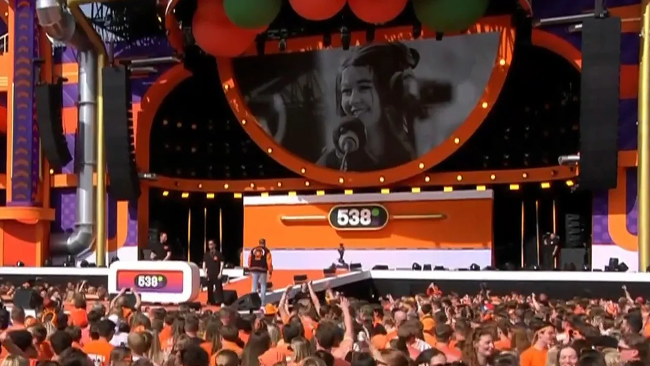 538 Koningsdag staat met indrukwekkend appaus stil bij overleden Jade Kops (19)