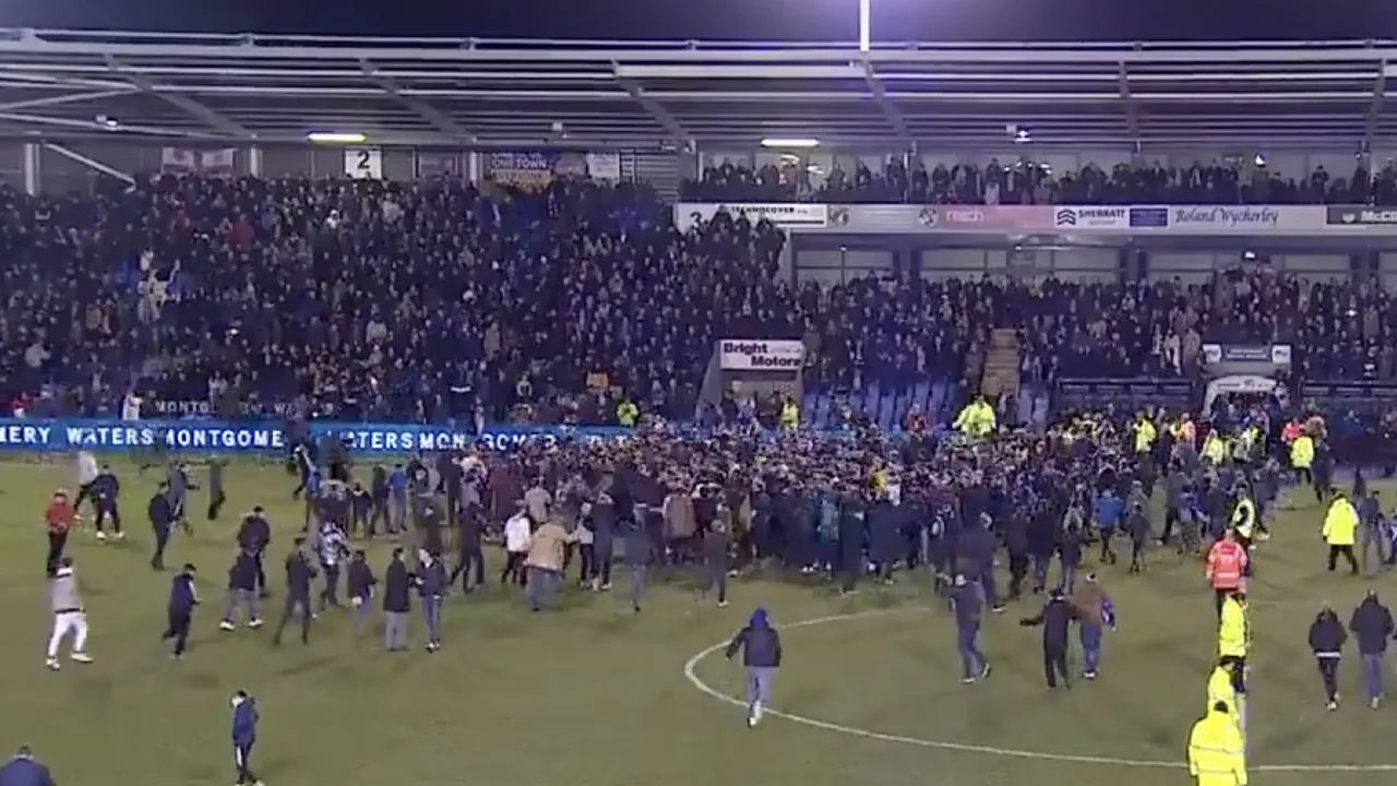 Pitch invasion bij Shrewsbury Town na gelijkspel tegen Liverpool