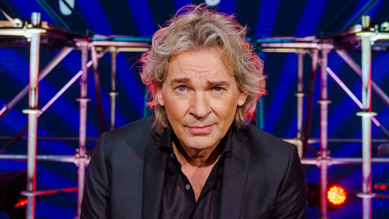 ZIEN: Matthijs van Nieuwkerk verrast met nieuwe look