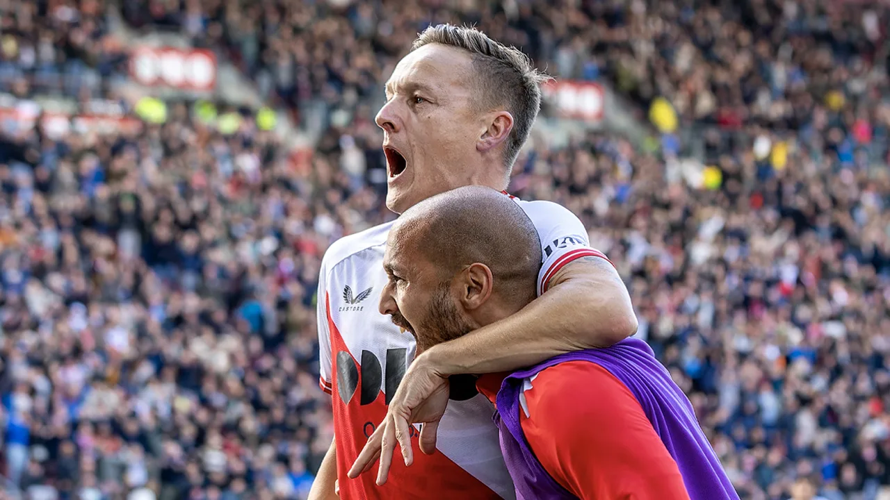 Microfoons Ajax Radio staan ongemerkt nog open: 'F*cking Jens Toornstra!'