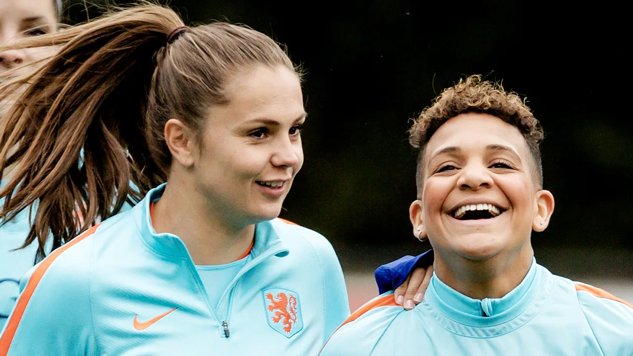 Lieke Martens onderuit tijdens training Oranje Leeuwinnen 