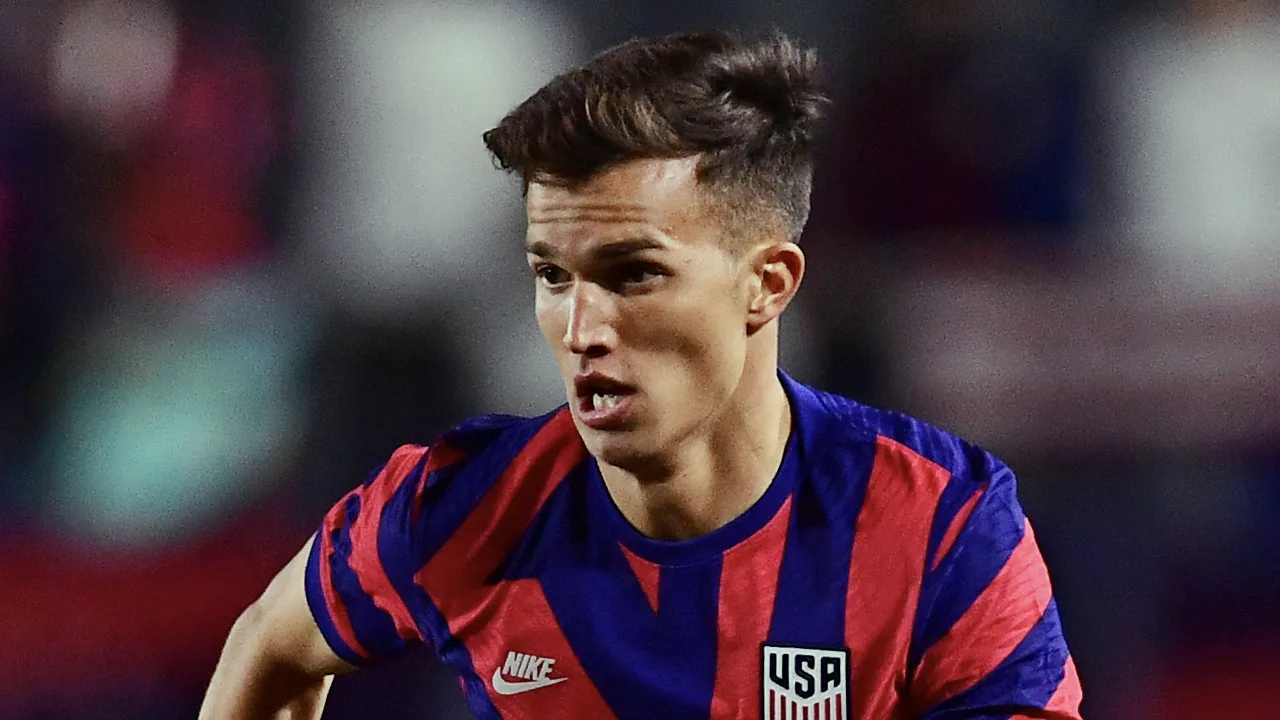 'Feyenoord wil Amerikaanse middenvelder Cole Bassett huren'