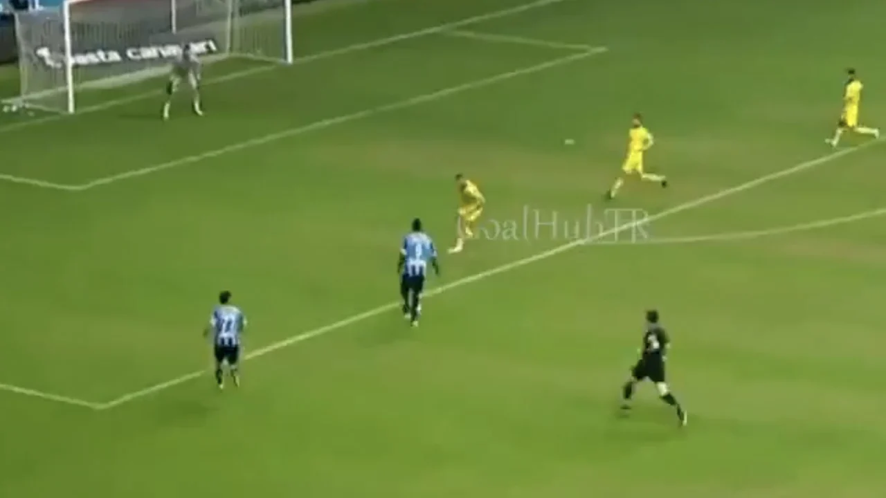 Balotelli scoort 5 (!) keer en gaat de wereld over na zevenvoudige schaar met rabona