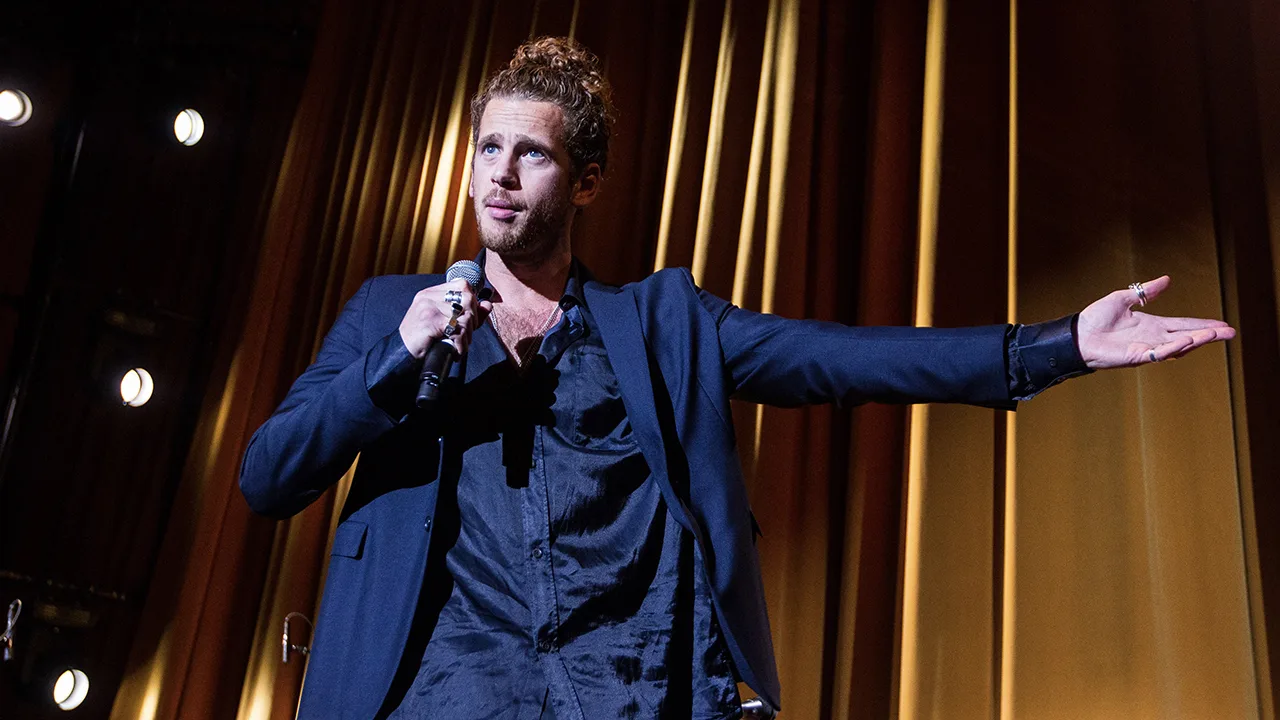 Cabaretier Patrick Laureij stuurt vrouw met hulphond de zaal uit