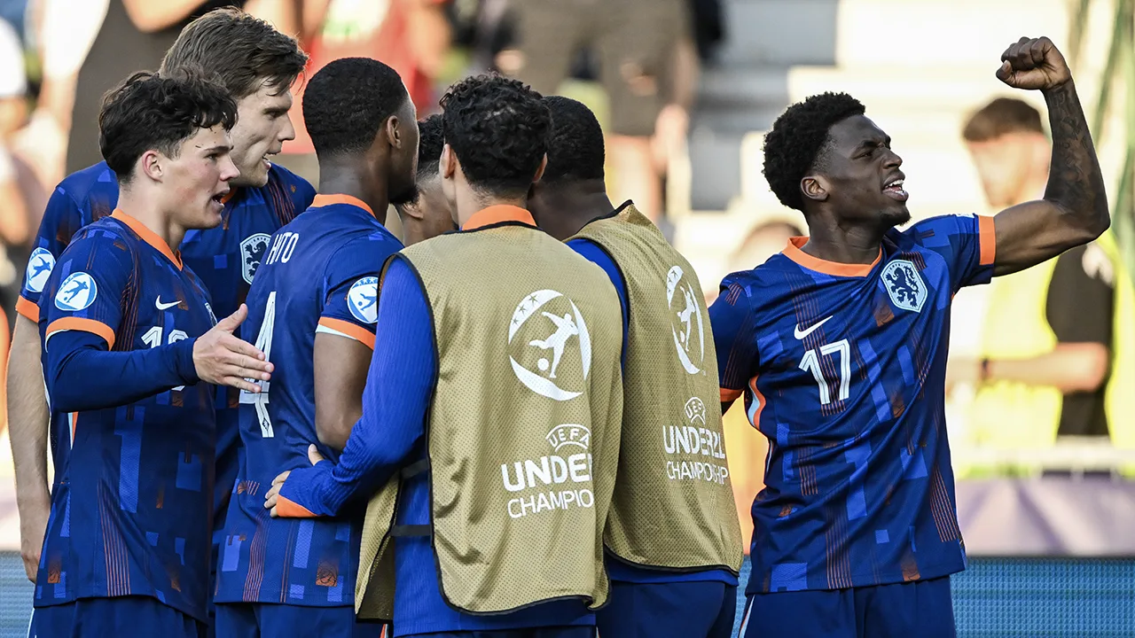 Invaller Ernest Poku schiet tiental Jong Oranje naar halve finale van het EK