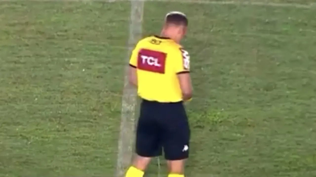 VIDEO - Braziliaanse scheidsrechter laat midden op het veld 'de boel lopen'