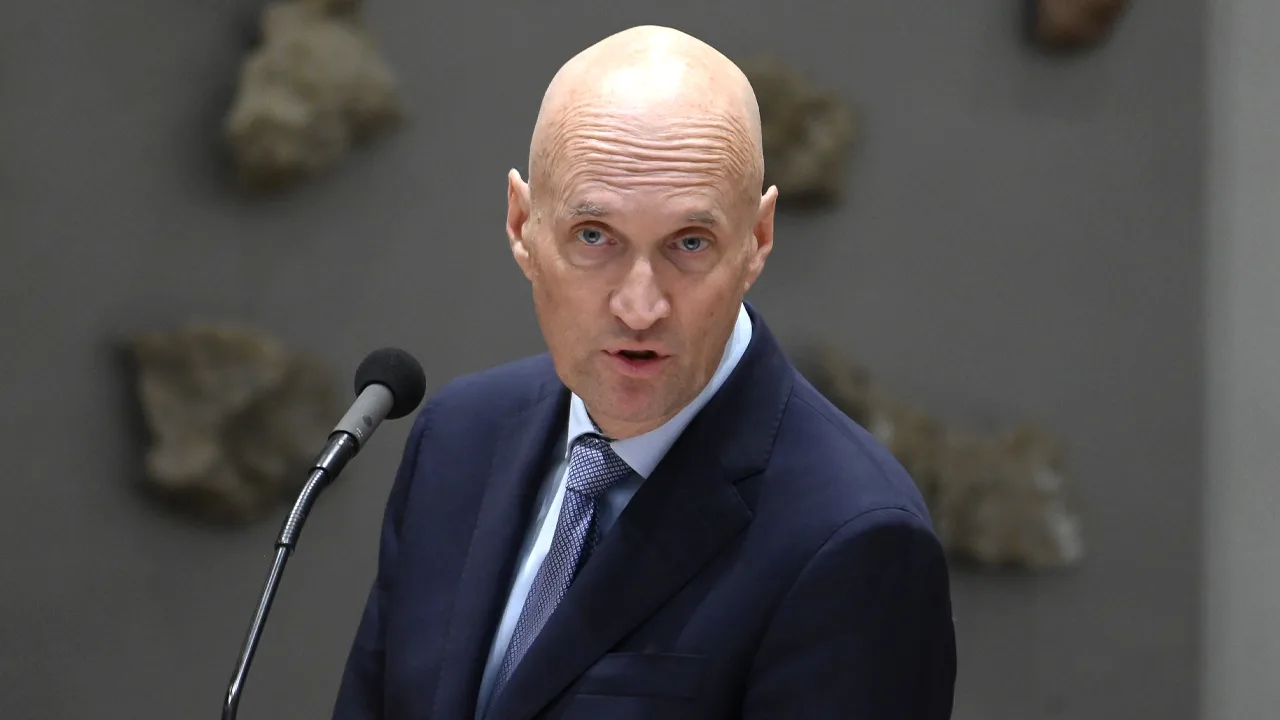 Kuipers verhoogt alarmniveau corona en roept kwetsbaren op herhaalprik te halen