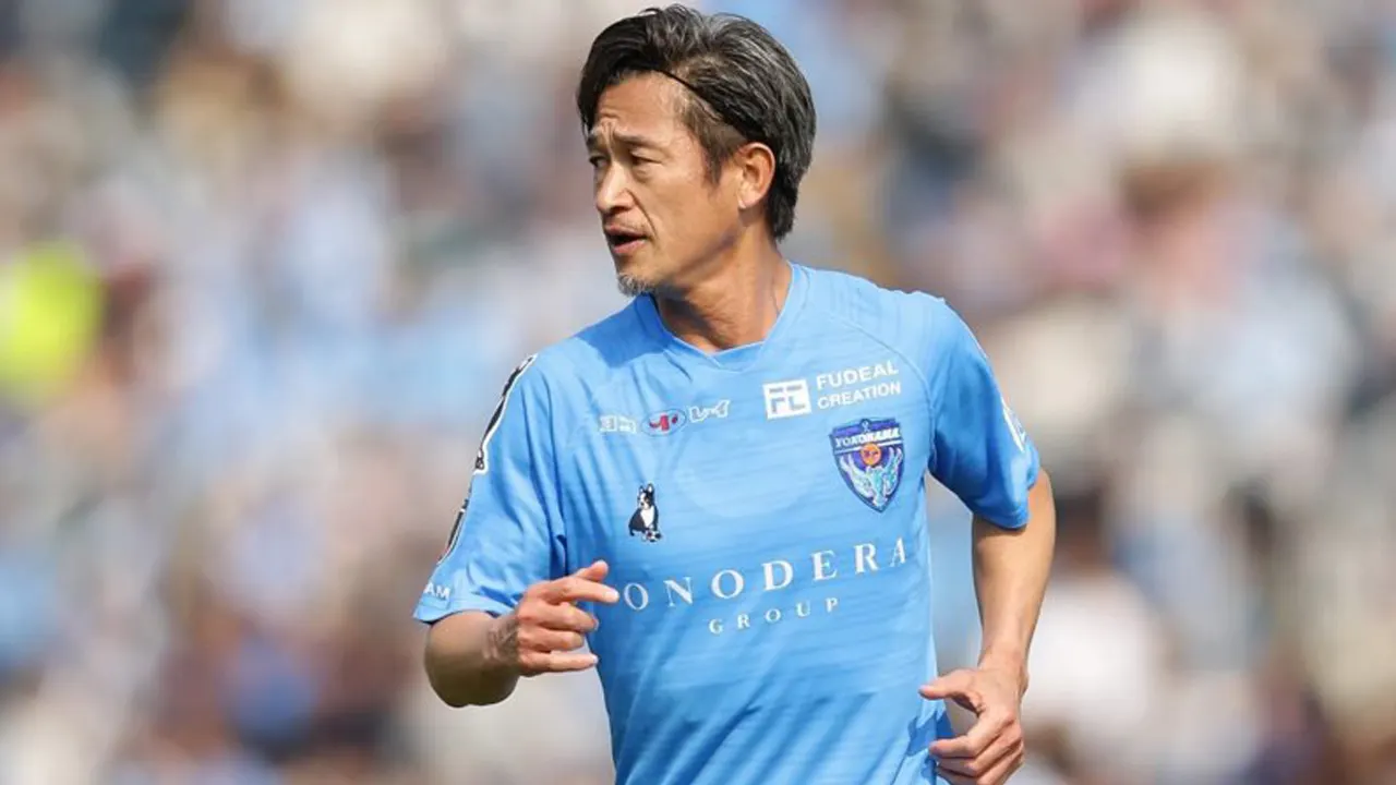 Oudste profvoetballer ter wereld gaat nog een jaar door