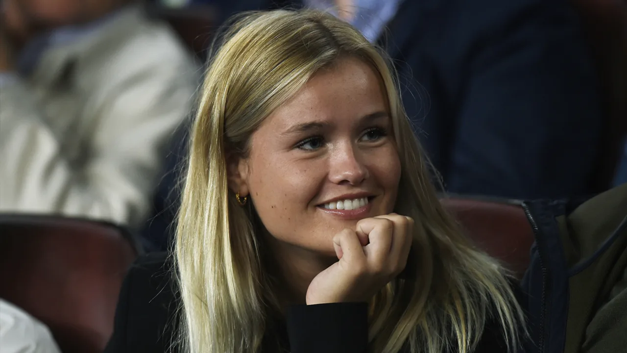 Mikky Kiemeney komt met heerlijke reactie op vraag: 'Wanneer komt Frenkie naar Manchester?'