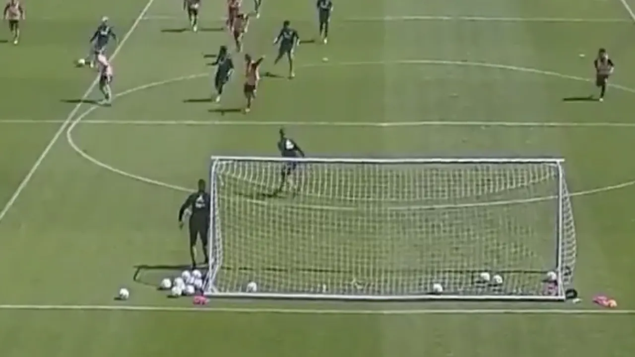 Van de Beek scoort met heerlijke 'Bergkampiaanse' stift op Ajax-training