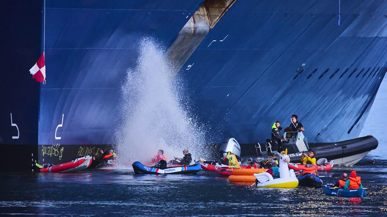  Vijf arrestaties bij XR-actie: onder meer voor mishandeling en het besprayen van cruiseschip