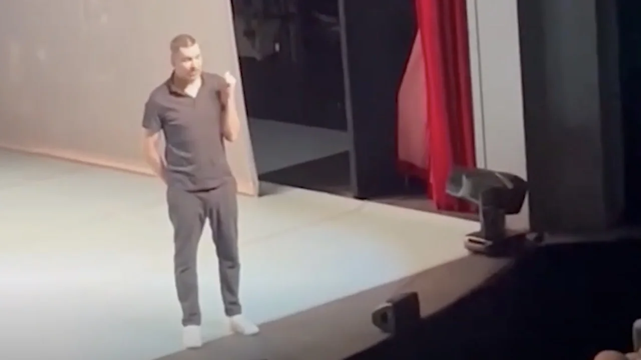 Video: Zo zette Theo Maassen een 3-jarige peuter uit de zaal