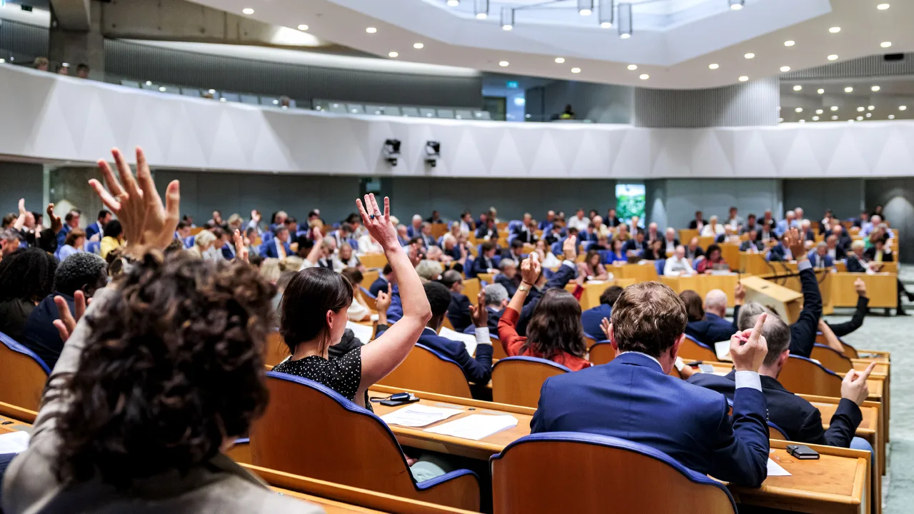 Meerderheid voor asielnoodmaatregelenwet na toezegging Van Weel