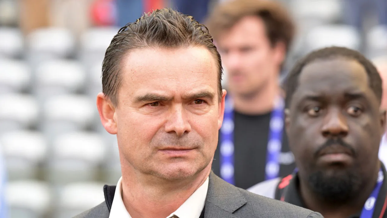 'Overmars wereldwijd geschorst en mag functie Royal Antwerp niet meer uitvoeren'