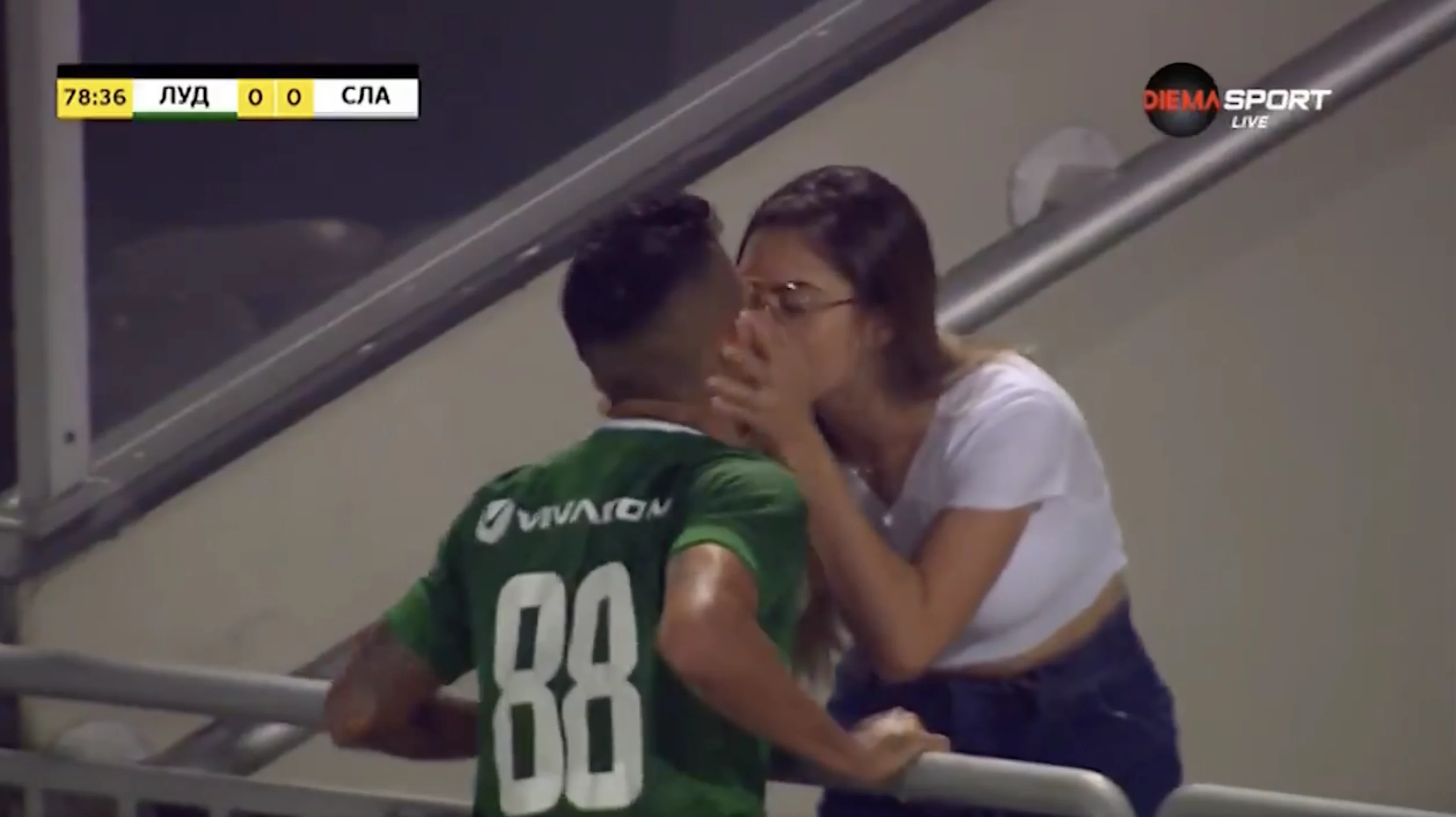 Speler heeft niets in de gaten en viert afgekeurd doelpunt met vriendin