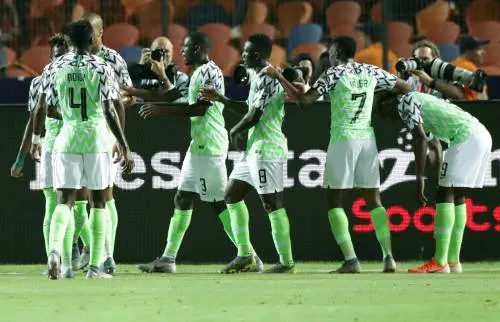 Troost-Ekong leidt Nigeria naar laatste vier