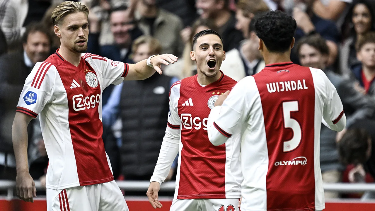 Ajax wint met veel moeite tegen tien man van NAC Breda